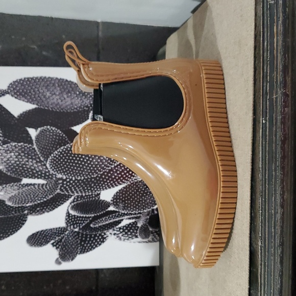 NWOT CHELSEA LIGHT BROWN SLIP ON RUBBER RAIN BOOTS TAN JELLY PULL UPS - Picture 4 of 9